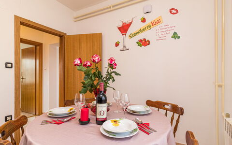 Pula 737: Zimmer, Interior Design, Esszimmer, Möbel, Tabelle, Textil, Hintergrund, Haus, Tischdecke, Pflanze