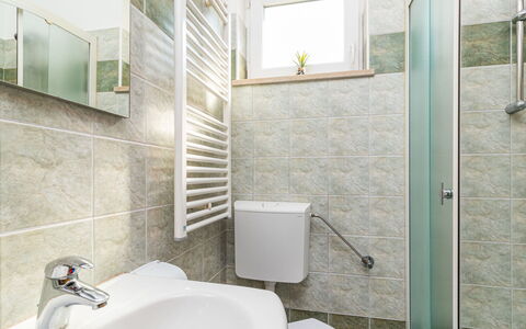 Pula 737: Badezimmer, Zapfhahn, Fliese, Eigentum, Zimmer, Wand, Fussboden, Armatur, Die Architektur, Interior Design