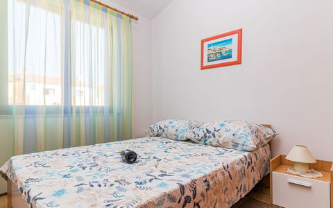 Nicole: Möbel, Eigentum, Fenster, Azurblau, Textil, Holz, Interior Design, Komfort, Fussboden