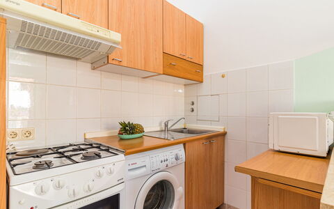 Nicole: Cabinetry, Gebäude, Wäschekammer, Countertop, Waschmaschine, Wäschetrockner, Küchengerät, Herd, Küche, Haushaltsgerät