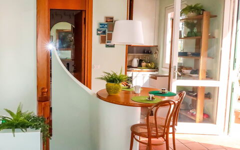 Paradise View: Zimmer, Möbel, Eigentum, Gebäude, Interior Design, Tür, Haus, Küche, Tabelle, Esszimmer