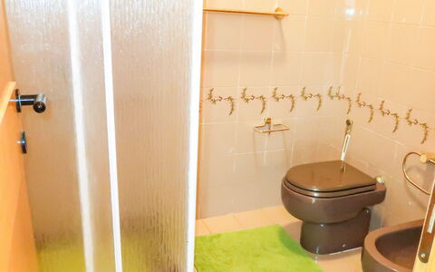Paradise View: Eigentum, Badezimmer, Zimmer, Fliese, Armatur, Interior Design, Fussboden, Die Architektur, Toilette, Haus