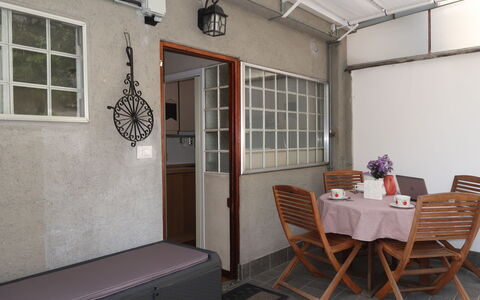 Colombaio: Möbel, Eigentum, Tabelle, Fenster, Stuhl, Tür, Beleuchtung, Interior Design, Holz
