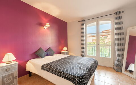 Le Clos des Vignes: Schlafzimmer, Möbel, Eigentum, Zimmer, Bett, Bettdecke, Bedding, Interior Design, Bettrahmen, Grundeigentum