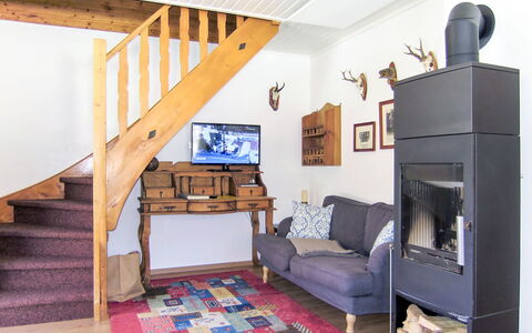 Fischerhütte: Zimmer, Möbel, Eigentum, Interior Design, Gebäude, Haus, Wohnzimmer, Bett, Holzofen, Dachgeschoss