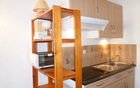 Pointe Vermeille: Möbel, Regal, Zimmer, Cabinetry, Eigentum, Küche, Regale, Interior Design, Countertop, Haus