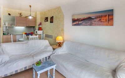 Coto Gamo Holiday Escape 780.1: Tabelle, Bilderrahmen, Couch, Möbel, Eigentum, Komfort, Kissen, Wohnzimmer, Interior Design, Studio Couch