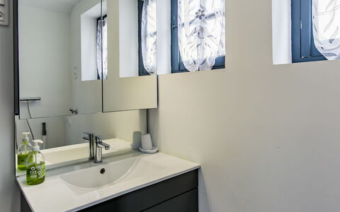 Le Coup de Coeur: Sinken, Zapfhahn, Spiegel, Eigentum, Fenster, Bad Sink, Armatur, Cabinetry, Badezimmerschrank, Badezimmer