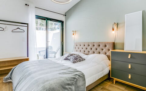 Palot 63: Schlafzimmer, Möbel, Zimmer, Bett, Eigentum, Bettdecke, Interior Design, Bedding, Bettrahmen, Wand