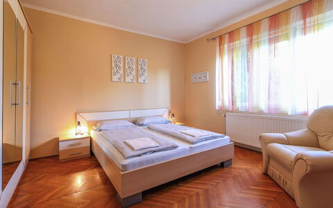 Beata: Schlafzimmer, Möbel, Bett, Zimmer, Eigentum, Matratze, Bettdecke, Interior Design, Fussboden, Bettrahmen