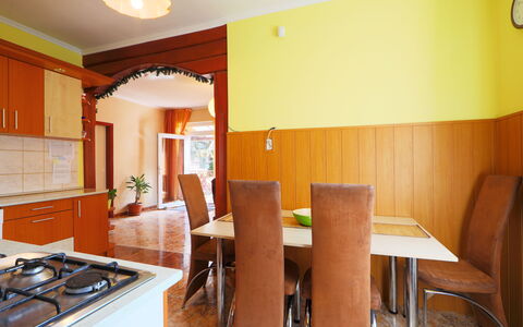 Beata: Zimmer, Eigentum, Möbel, Gebäude, Interior Design, Grundeigentum, Decke, Gelb, Haus, Esszimmer