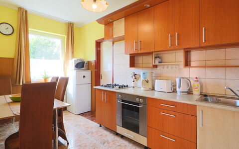 Beata: Countertop, Cabinetry, Zimmer, Möbel, Eigentum, Küche, Gebäude, Fussboden, Interior Design, Grundeigentum