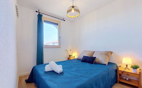 Le Barcarès 400: Bett, Schlafzimmer, Fussboden, Möbel, Bettdecke, Flooring, Holz, Interior Design, Bedding, Zimmer
