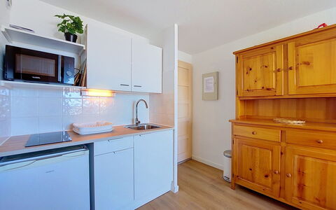 Le Barcarès 400: Interior Design, Holz, Möbel, Flooring, Cabinetry, Fussboden, Decke, Zimmer, Wohnung, Küche