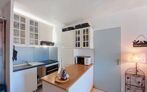Le Barcarès 410: Möbel, Küche, Interior Design, Countertop, Cabinetry, Küchengerät, Flooring, Holz, Major Appliance, Decke