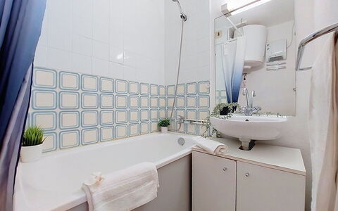 Le Barcarès 430: Badezimmer, Armatur, Interior Design, Flooring, Fussboden, Badewanne, Installation, Zimmer, Zapfhahn, Decke