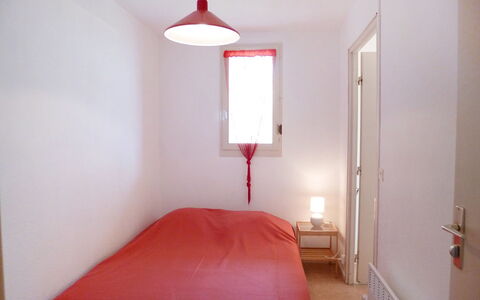 Le Barcarès 430: Schlafzimmer, Zimmer, Möbel, Rot, Bett, Eigentum, Interior Design, Fussboden, Decke, Bettrahmen