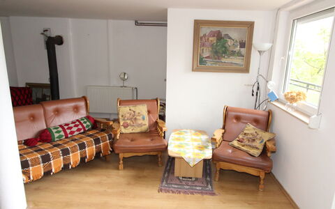 Neznašov: Bilderrahmen, Möbel, Eigentum, Couch, Gebäude, Fenster, Tabelle, Stuhl, Holz