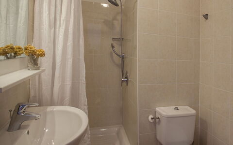 Moriani-Plage 638: Badezimmer, Eigentum, Zimmer, Zapfhahn, Armatur, Fliese, Duschvorhang, Bad Zubehör, Wand, Dusche