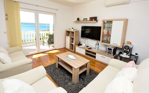 Ana: Zimmer, Interior Design, Holz, Wohnzimmer, Zuhause, Fussboden, Möbel, Tabelle, Wand, Couch