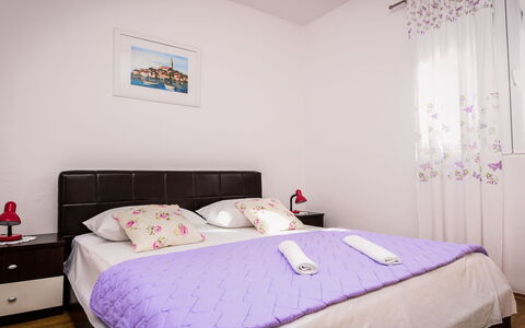 Ana: Zimmer, Bett, Blau, Interior Design, Wand, Eigentum, Bedding, Fussboden, Schlafzimmer, Textil