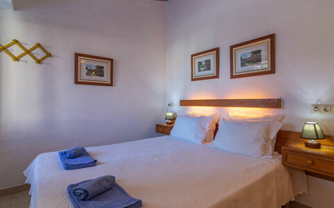 Villa Genoveva: Schlafzimmer, Bett, Zimmer, Möbel, Bettdecke, Eigentum, Matratze, Bettrahmen, Bedding, Interior Design