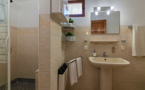 Villa Genoveva: Badezimmer, Zimmer, Eigentum, Fliese, Armatur, Fussboden, Bad Sink, Die Architektur, Interior Design, Bad Zubehör