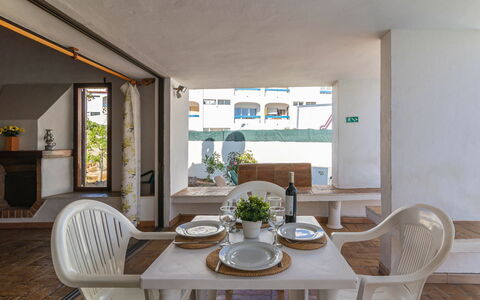 Villa Genoveva: Zimmer, Eigentum, Interior Design, Möbel, Gebäude, Esszimmer, Haus, Tabelle, Decke, Grundeigentum