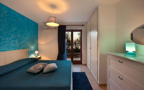 Villa Nerano: Schlafzimmer, Zimmer, Möbel, Eigentum, Bett, Interior Design, Gebäude, Bettdecke, Wand, Türkis