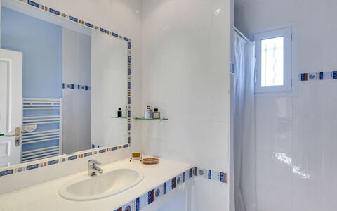 Villa Cap Maxime: Spiegel, Zapfhahn, Sinken, Eigentum, Armatur, Bad Sink, Produkt, Azurblau, Badezimmer