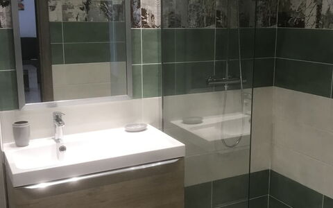 Ghisonaccia 646: Badezimmer, Eigentum, Zimmer, Fliese, Badewanne, Glas, Die Architektur, Armatur, Interior Design, Fussboden