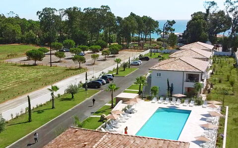 Ghisonaccia 646: Schwimmbad, Eigentum, Resort, Gebäude, Haus, Grundeigentum, Wohngebiet, Estate, Freizeit, Dach
