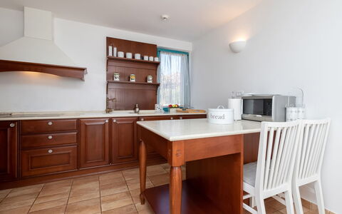Villa Bugenvila: Möbel, Zimmer, Eigentum, Cabinetry, Küche, Gebäude, Tabelle, Fussboden, Interior Design, Countertop