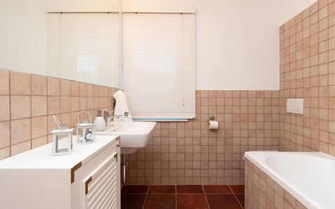 Villa Bugenvila: Braun, Armatur, Eigentum, Badewanne, Sinken, Badezimmer, Interior Design, Beleuchtung, Die Architektur