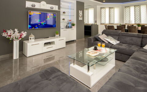 Oasis of Peace: Eigentum, Couch, Fernsehen, Beleuchtung, Wohnzimmer, Interior Design, Flooring, Tabelle, Studio Couch, Fussboden