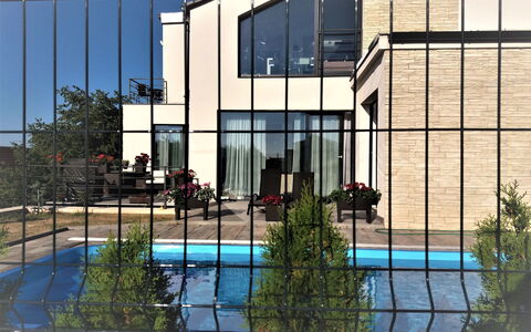 Lány: Reflexion, Die Architektur, Eigentum, Gebäude, Haus, Wasser, Grundeigentum, Fassade, Schwimmbad, Glas