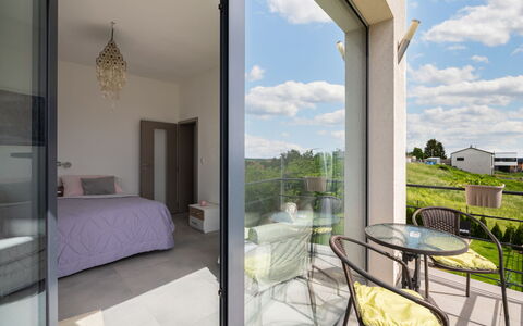 Lány: Wolke, Möbel, Eigentum, Pflanze, Tabelle, Gebäude, Himmel, Schatten, Interior Design, Beleuchtung