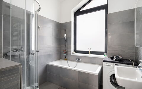 Lány: Zapfhahn, Armatur, Badewanne, Sinken, Spiegel, Gebäude, Badezimmer, Interior Design, Die Architektur, Beleuchtung