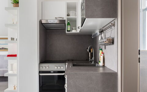Lány: Eigentum, Cabinetry, Küchengerät, Herd, Haushaltsgerät, Interior Design, Küche, Sinken, Spüle, Major Appliance