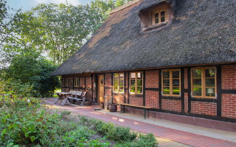 Sandbostel 601: Pflanze, Gebäude, Eigentum, Fenster, Dachdecken, Himmel, Haus, Baum, Hütte, Holz