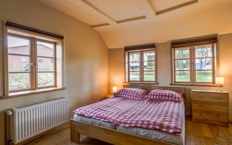 Sandbostel 601: Fenster, Eigentum, Möbel, Komfort, Azurblau, Holz, Schatten, Interior Design, Fussboden