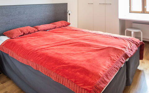 Nordic Chalet 9201: Bett, Möbel, Schlafzimmer, Bedding, Flooring, Fussboden, Bettdecke, Interior Design, Holz, Linens