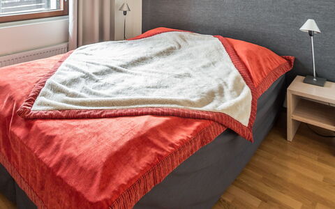 Nordic Chalet 9201: Schlafzimmer, Bett, Flooring, Fussboden, Bedding, Holz, Bettdecke, Linens, Textil, Interior Design