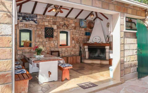 Brač Supetar 620: Gebäude, Fenster, Holz, Pflanze, Interior Design, Blumentopf, Backstein, Tabelle, Mauerwerk, Hütte