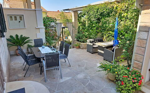 Brač Supetar 620: Möbel, Stuhl, Blumentopf, Gartenmöbel, Tabelle, Garten, Flagstone, Tisch Im Freien, Zimmerpflanze
