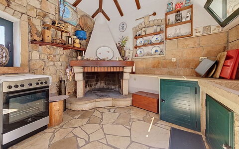 Brač Supetar 620: Flooring, Fliese, Flagstone, Steinwand, Stuhl, Holzbeize, Küche, Zimmerpflanze, Cabinetry