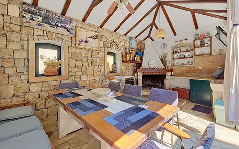 Brač Supetar 620: Möbel, Decke, Stuhl, Backstein, Küche & Esszimmer Tisch, Holzbeize, Light Fixture, Steinwand, Strahl, Wohnzimmer