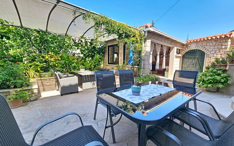 Brač Supetar 620: Möbel, Gartenmöbel, Tisch Im Freien, Resort, Schatten, Stuhl, Eco Hotel, Terrasse, Balkon, Garten