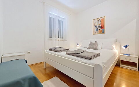 Brač Supetar 620: Bett, Schlafzimmer, Möbel, Bettdecke, Bedding, Interior Design, Fussboden, Zimmer, Flooring, Bettrahmen