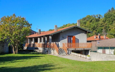 Angela: Gebäude, Himmel, Pflanze, Eigentum, Fenster, Baum, Haus, Grundstueck, Holz, Hütte